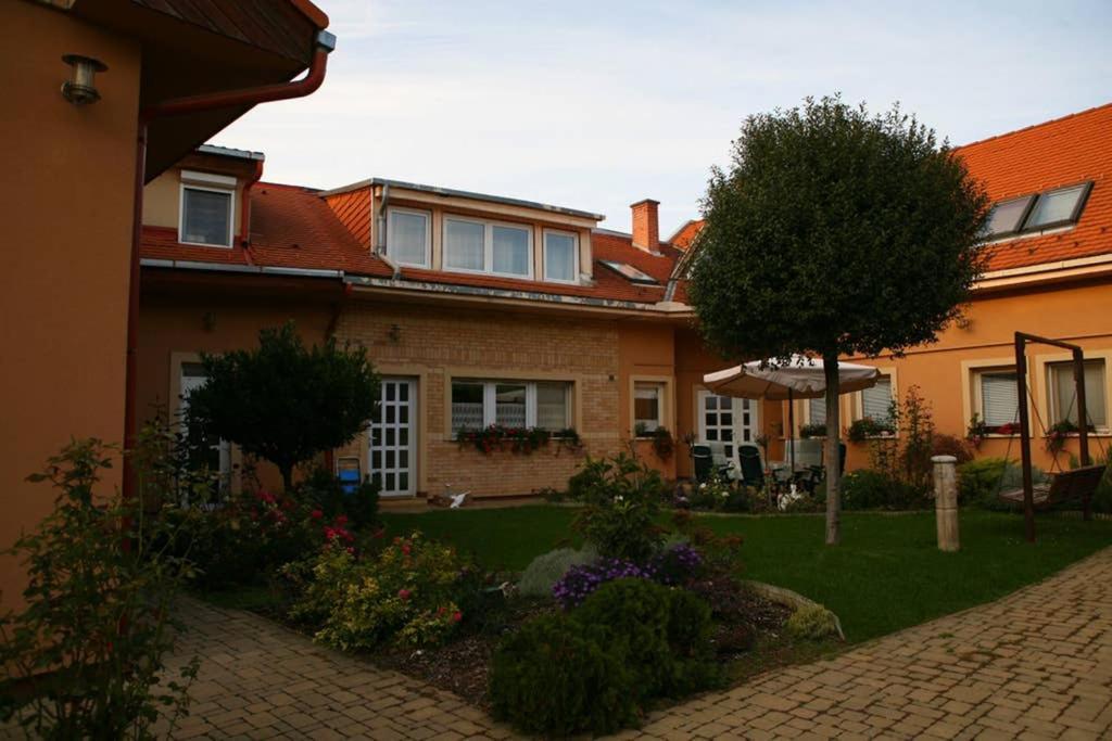Teubel Apartman 2 Székesfehérvár Esterno foto